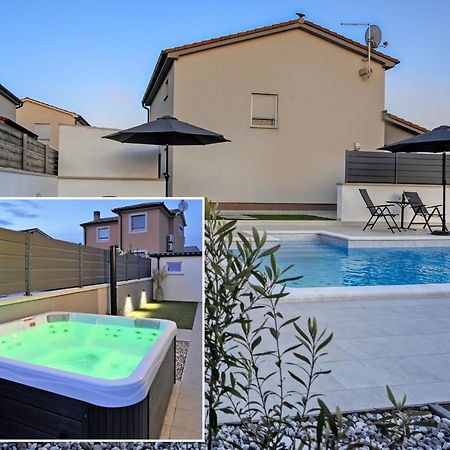 Casa Tara Three-Bedroom Holiday Home Pula Zewnętrze zdjęcie
