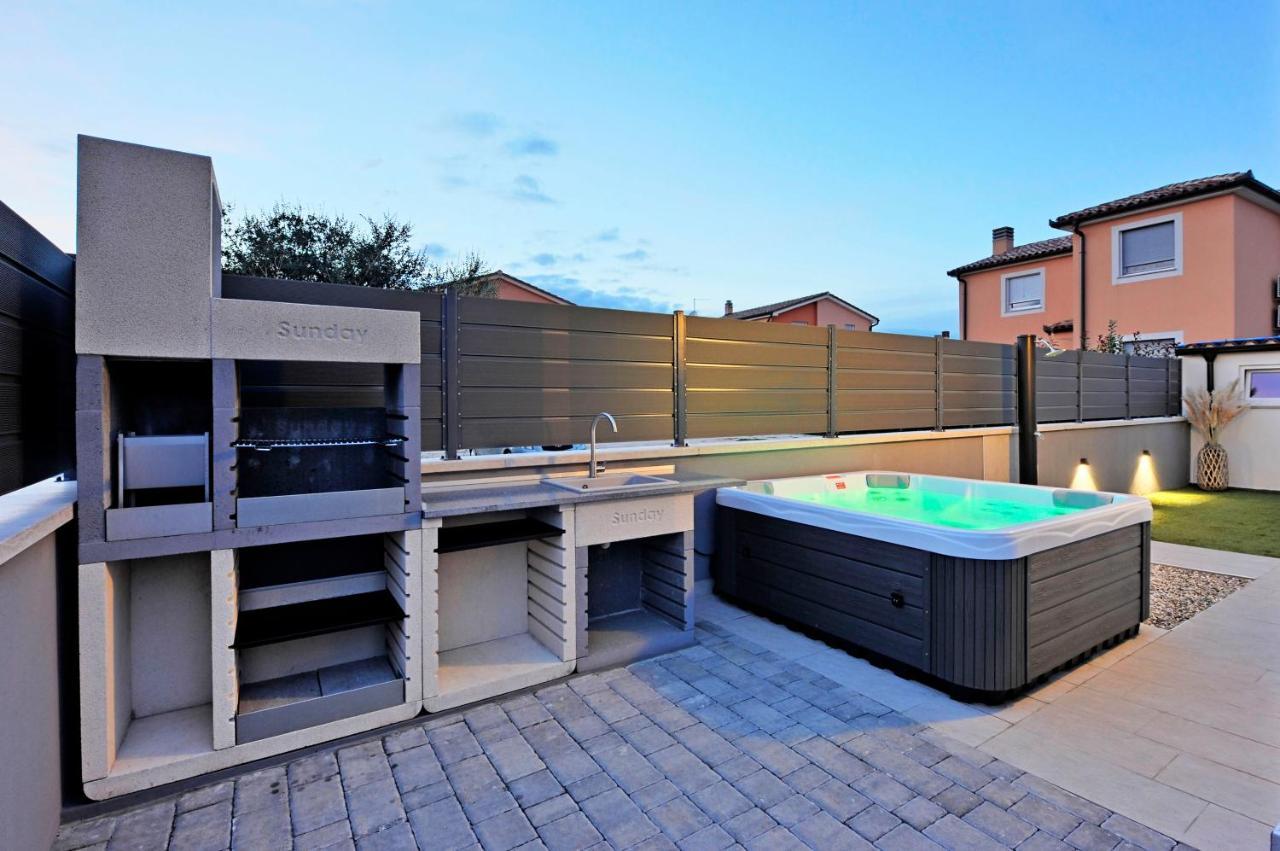 Casa Tara Three-Bedroom Holiday Home Pula Zewnętrze zdjęcie