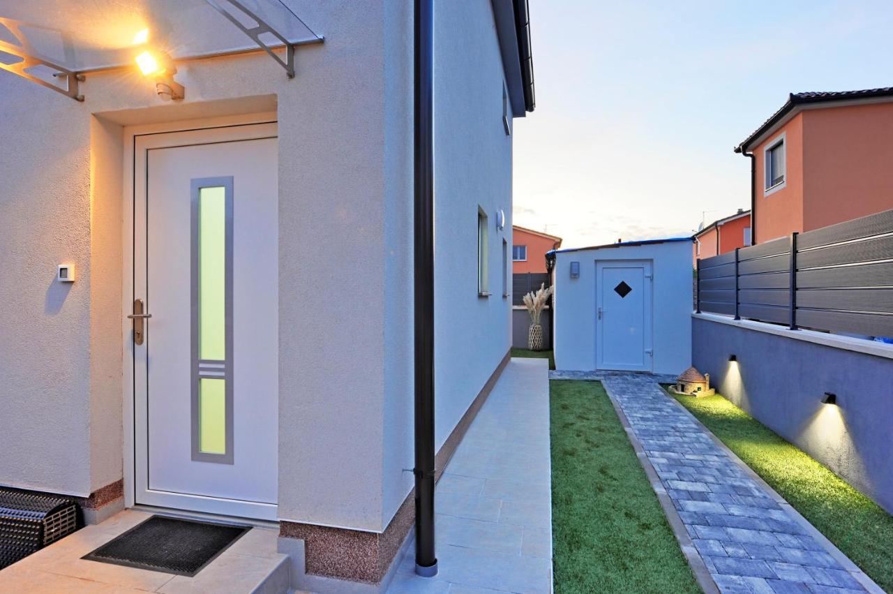 Casa Tara Three-Bedroom Holiday Home Pula Zewnętrze zdjęcie