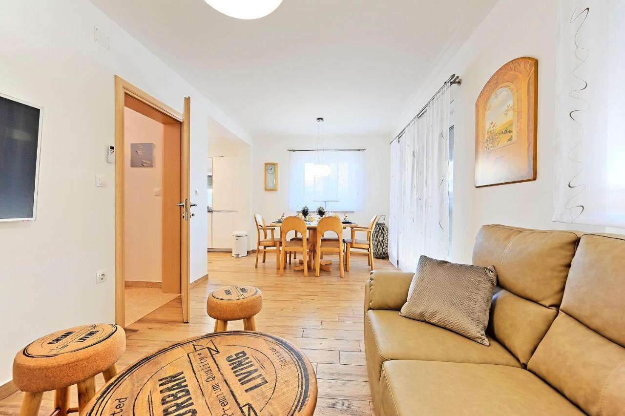 Casa Tara Three-Bedroom Holiday Home Pula Zewnętrze zdjęcie