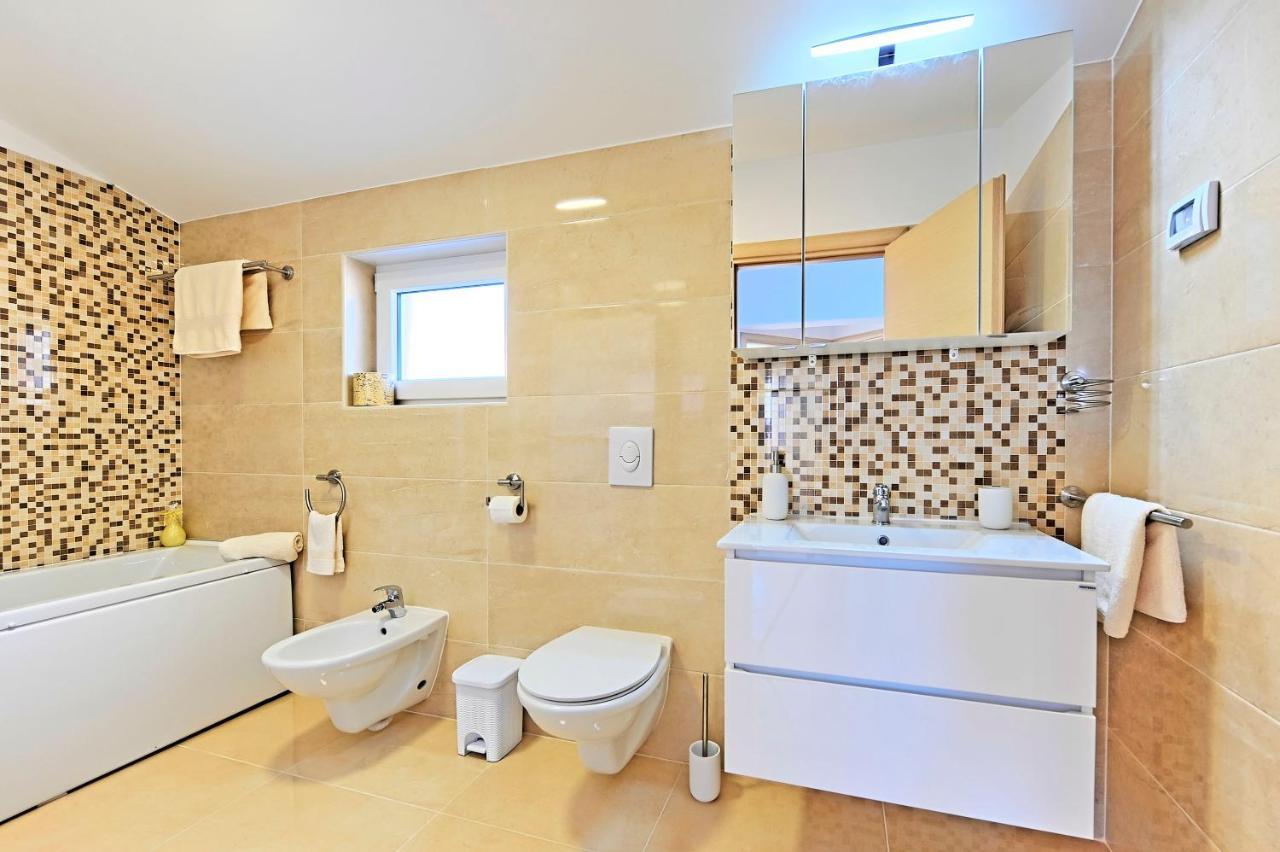Casa Tara Three-Bedroom Holiday Home Pula Zewnętrze zdjęcie