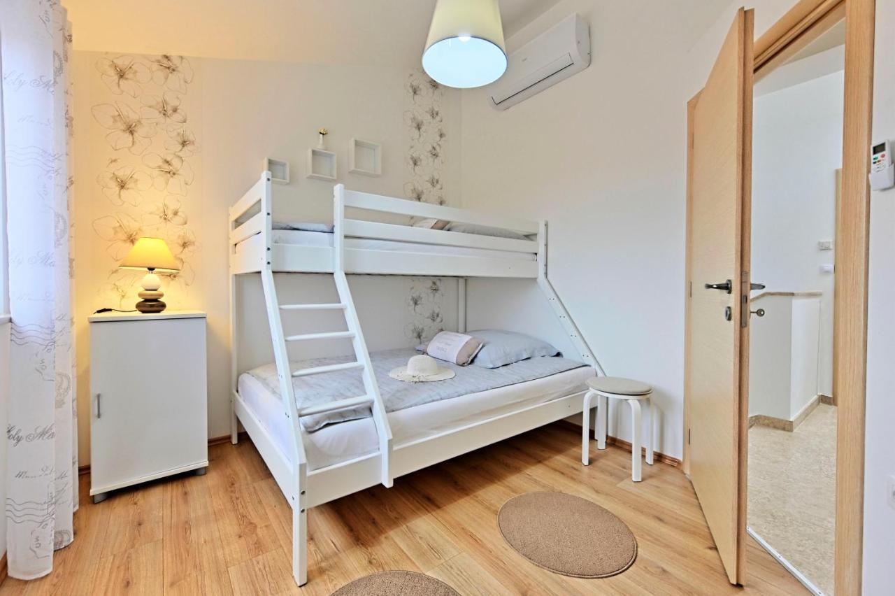 Casa Tara Three-Bedroom Holiday Home Pula Zewnętrze zdjęcie