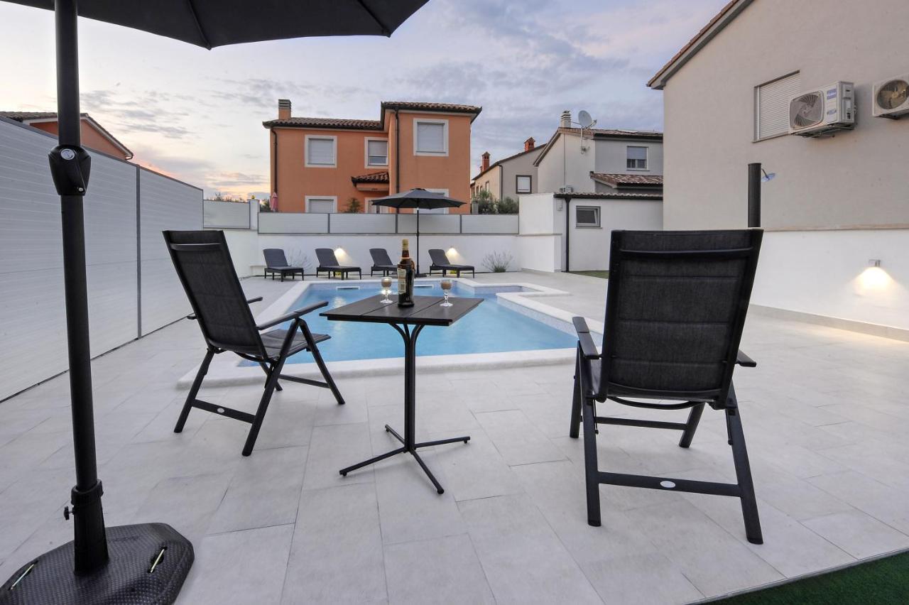 Casa Tara Three-Bedroom Holiday Home Pula Zewnętrze zdjęcie